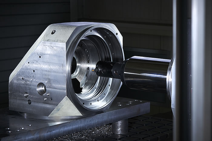 Highly precise machining of a milling unit