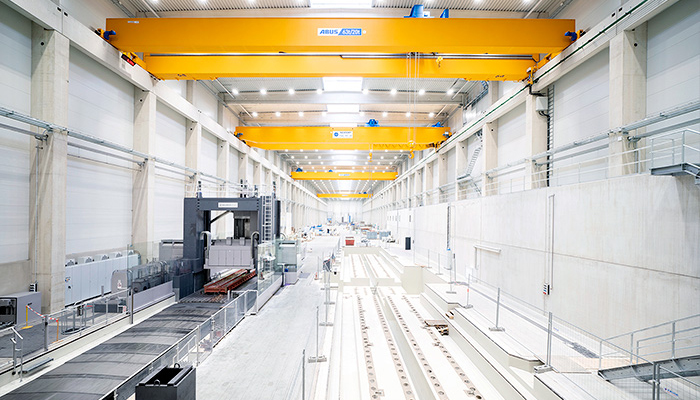 Machines and fully automated production lines with a total size up to 16 metres height and a total component weight up to 160 tons can be mounted in the new factory hall. 